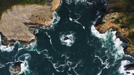 Wellen-Des-Pazifischen-Ozeans-Brechen-Gegen-Die-Klippen-Der-Küste-Oregons