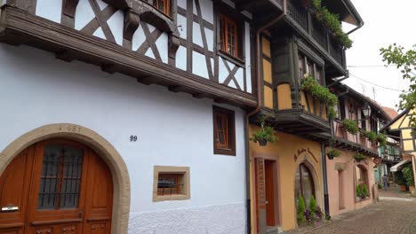 Eguisheim-Ya-Ha-Ganado-Varios-Premios-Por-Su-Floración,-Y-Entenderás-Rápidamente-Por-Qué-Cuando-Pasees-Por-Ella.