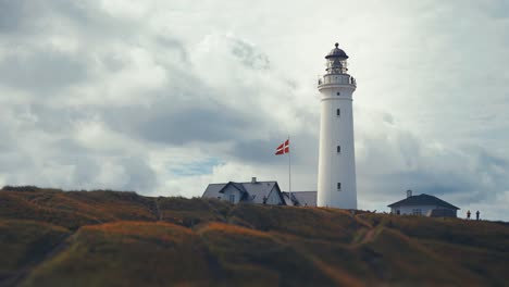 Stürmische-Wolken-Ziehen-über-Dem-Leuchtturm-In-Hirtshals-An-Der-Dänischen-Küste