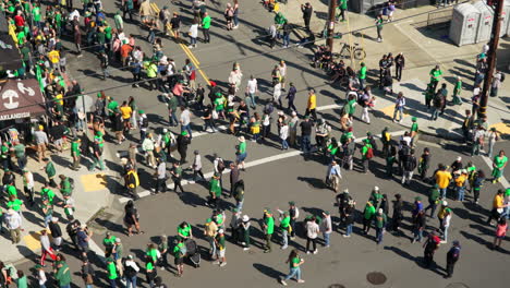 Multitud-De-Aficionados-Al-Béisbol-Al-Aire-Libre-Durante-El-Athletic-Fan-Fest-En-Oakland,-California.