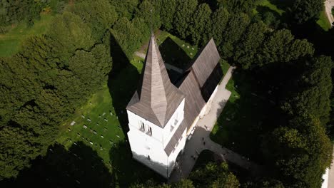 Gran-Iglesia-En-Un-Prado-Verde,-Cementerio,-Visby,-Suecia,-Zumbido