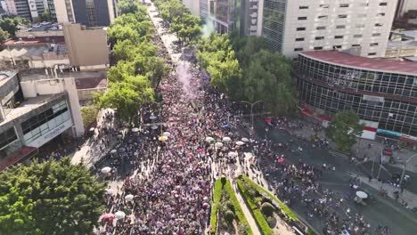 Avenida-Reforma-En-La-Ciudad-De-México-Y-Marcha-Del-Día-De-La-Mujer