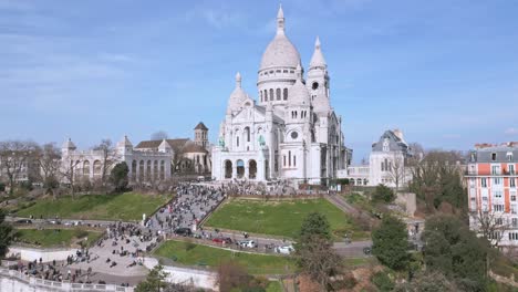 Menschenmenge-An-Der-Basilika-Sacre-Coeur,-Montmartre-Hügel-In-Paris,-Frankreich