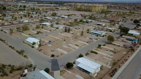 Paso-Elevado-Aéreo-De-Un-Parque-De-Casas-Móviles-Parcialmente-Abandonado-En-Una-Ciudad-Desértica