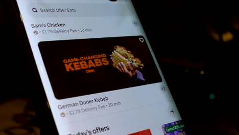 Smartphone-Mit-Geöffneter-Uber-Eats-App,-Durch-Die-Optionen-Für-Die-Essenslieferung-Scrollen