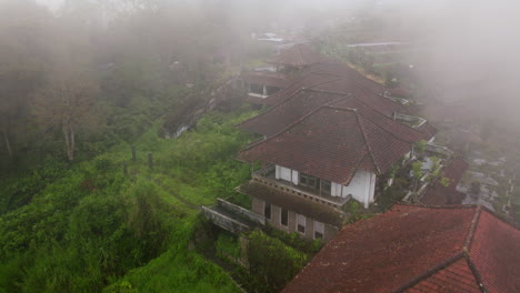 Nebel-über-Einem-Verlassenen-Hotel-Verstärkt-Die-Geheimnisvolle-Aura-Der-Umgebung