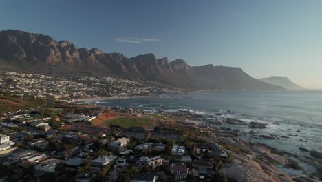 Camps-Bay-Beach-Con-La-Cresta-De-Los-Doce-Apóstoles-Y-El-Parque-Nacional-Table-Mountain-En-Ciudad-Del-Cabo,-Sudáfrica