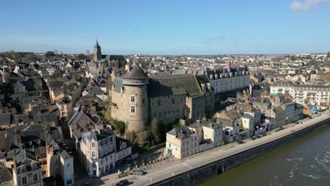 Laval-Castle-along-Mayenne-river,-France