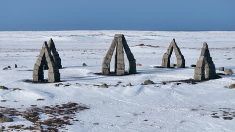 Vista-Inclinada-De-Elevación-De-Paralaje-Del-Monumento-De-Stonehenge-En-Islandia-En-Invierno-En-Un-Día-Soleado