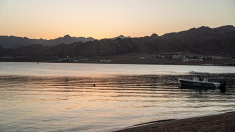Motorboot-Schwimmt-Auf-Einem-Ruhigen-See-Bei-Sonnenuntergang