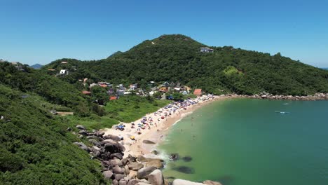 Drohne-Vom-Meeräschenstrand-In-Der-Stadt-Bombinhas-Santa-Catarina-Brasilien---Praia-Da-Tainha