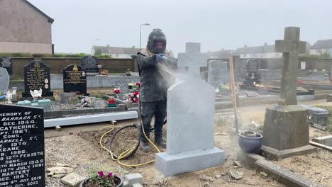 Hombre-Arenado-Lápida-Lápida-En-El-Cementerio