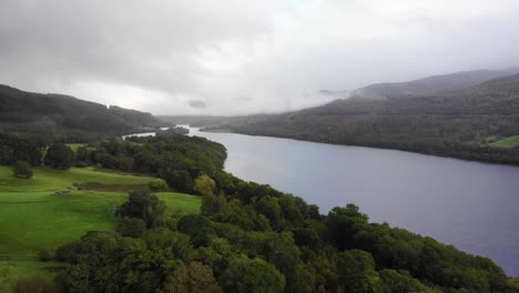 Luftaufnahme-über-Grünes-Tal-Flussufer-Bäume-Mit-Loch-Tummel-Im-Hintergrund