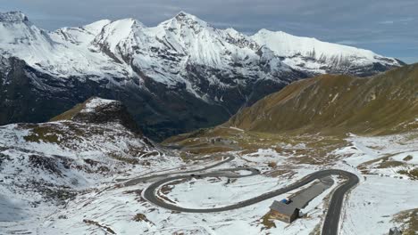 Carretera-Alpina-De-Grossglockner-Y-Paso-De-Montaña-Nevado-En-Los-Alpes-De-Austria---Antena-4k