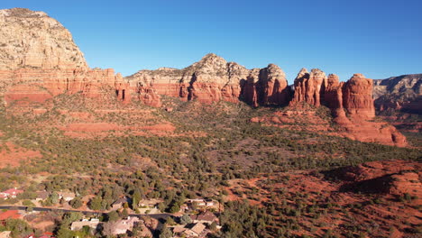 Luftaufnahme,-Rote-Felsen-Von-Sedona,-Arizona,-USA,-Malerische-Formationen-über-Einer-Wohnsiedlung,-Drohnenaufnahme
