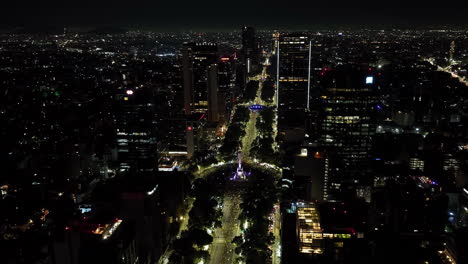 Panorama-Drohnenaufnahme-Rund-Um-Die-überfüllte-Reforma-Avenue,-Nacht-In-Mexiko-Stadt