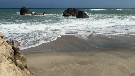 Olas-Del-Mar-Caribe-Llegando-A-Las-Playas-Del-Tayrona-En-Colombia