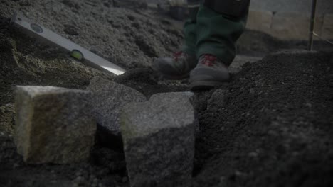 Gardner-Tirando-Piedras-Al-Suelo.