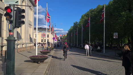 Calle-Karl-Johans-En-El-Centro-De-Oslo,-Noruega,-El-17-De-Mayo,-Día-De-La-Constitución-Y-Feriado-Nacional