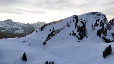 Der-Schneebedeckte-Berg-Gulmen-Auf-Der-Vorderen-Höhi-Während-Der-Dämmerung-In-Der-Schweiz,-Ruhige-Atmosphäre,-Luftaufnahme