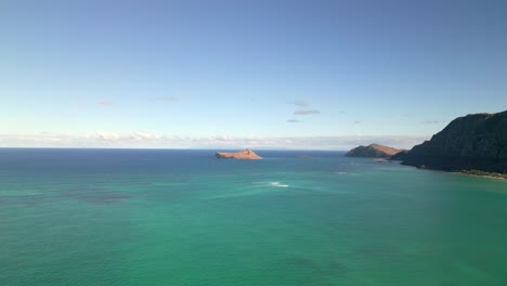 Tranquilo-Paisaje-Marino-Turquesa-En-La-Isla-De-Oahu,-Hawaii---Disparo-Aéreo-De-Drones