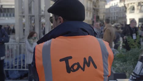 Toma-En-Cámara-Lenta-De-Un-Trabajador-De-Eventos-Con-Un-Chaleco-De-Alta-Visibilidad-En-Montpellier.