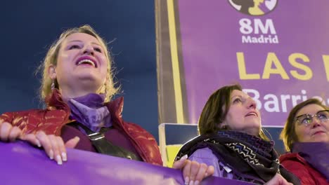 Manifestantes-Cantan-Consignas-Durante-Una-Manifestación-En-El-Día-Internacional-De-La-Mujer.