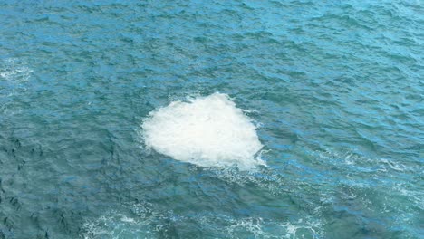 Agua-De-Mar-Azul-Arremolinada-Con-Espuma-Blanca-En-El-Océano,-Cámara-Lenta-Dramática