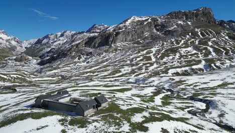 Schneebedeckte-Berge-Und-Bauernhof-In-Den-Französischen-Pyrenäen-Mit-Pferden---4K-Luftaufnahme