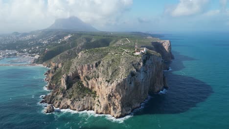 Klippen,-Leuchtturm-Und-Raue-Küste-In-Cap-De-Sant-Antoni,-Javea,-Spanien---Luftaufnahme-4k