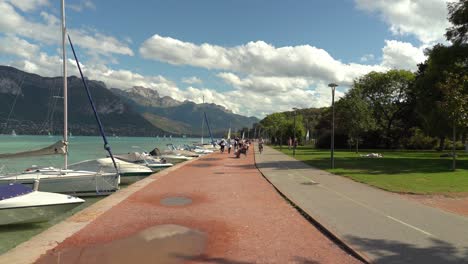 Die-Leute-Fahren-Oder-Spazieren-Gerne-Um-Den-See-Von-Annecy