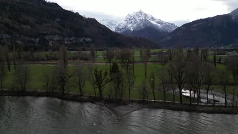 Orbita-Paralaje-Alrededor-De-La-Costa-Del-Lago-Mientras-El-Agua-Empujada-Por-El-Viento-Golpea-Las-Orillas