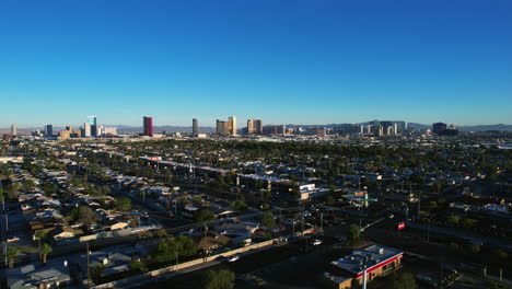 Skyline-Von-Las-Vegas,-USA,-Im-Sonnenlicht-Der-Goldenen-Stunde,-Drohnenaufnahme