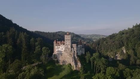 Einzigartige-Luftaufnahme-Des-Dracula-Schlosses,-Das-Allein-In-Der-Rumänischen-Wildnis-Steht