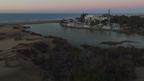 Eleganz-Aus-Der-Luft:-Majestätischer-Sonnenaufgang-über-Den-Dünen-Von-Maspalomas-Auf-Gran-Canaria,-Einem-Naturjuwel