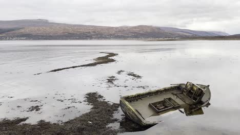 Dramatic-shipwreck-on-the-shores-of-Loch-Eil-in-Fort-William,-Scotland