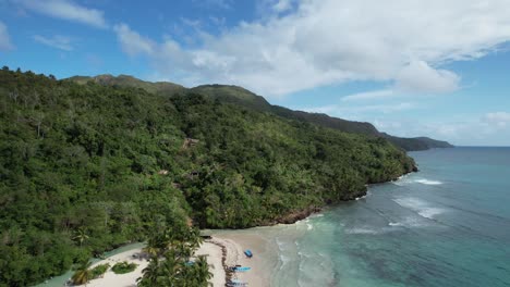 Impresionante-Paisaje-Cerca-De-La-Playa-Rincón-En-Un-Día-Soleado,-Caribe
