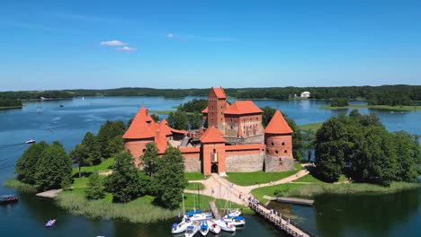 Castillo-De-Trakai-En-El-Lago-Gale-4k-Toma-Aérea-Cinematográfica---Trakai---Lituania