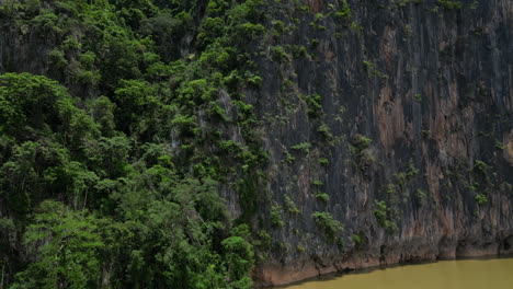 Acantilado-Expuesto-En-Detalle-A-Lo-Largo-Del-Borde-Del-Río-Mekong-En-Luang-Prabang-Laos