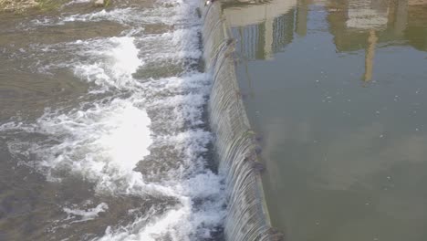 Fließendes-Wasser-In-Einem-Stadtbezirk