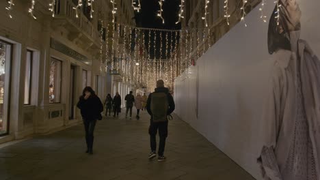 Funkelnde-Lichter-Schmücken-Den-Venezianischen-Gehweg