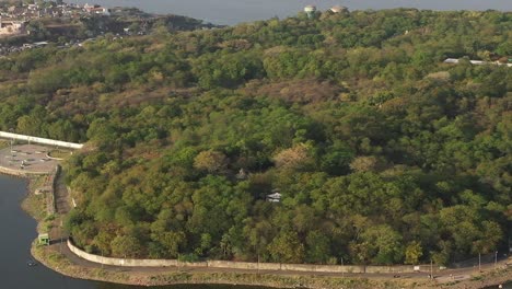 Die-Drohne-Bewegt-Sich-In-Richtung-Der-Aussicht,-In-Der-Die-Straße-Und-Der-Große-See-Sowie-Viele-Häuser-Sichtbar-Sind.