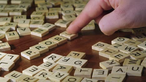 Primer-Plano:-Letras-De-Mosaicos-De-Juegos-De-Scrabble-Forman-Problemas-De-Palabras-En-La-Mesa