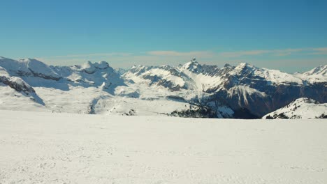 Esquiadores-En-La-Zona-De-Esquí-Grand-Massif-Cerca-De-Flaine-Resort-En-Los-Alpes-Franceses,-Francia