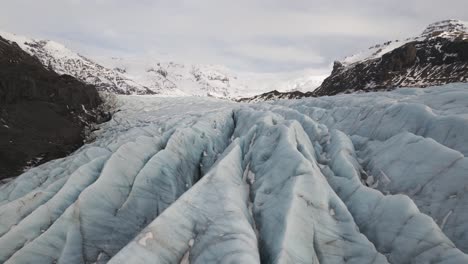 Tiefflug-Entlang-Der-Gletscherspalten-Des-Vatnajökull-Gletschers-Im-Skaftafell-Nationalpark,-Luftaufnahme