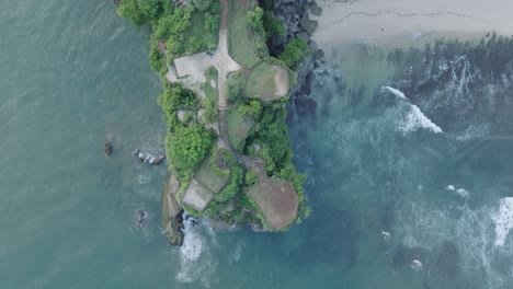 Drone-De-Arriba-Hacia-Abajo-Sobre-La-Península-De-La-Playa-Tropical-De-Balangan-En-Uluwatu-Bali-Indonesia-Con-Olas-Rompientes-Y-Agua-Turquesa