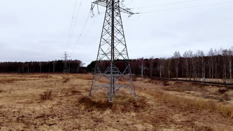 Una-Alta-Torre-De-Energía-Está-En-Medio-De-Un-Campo