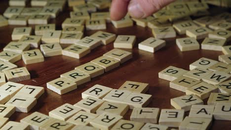 Wortprobleme-Werden-Mit-Scrabble-Spiel-Fliesen-Buchstaben-Auf-Der-Tischplatte-Gemacht