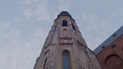 Traditionelles-Europäisches,-Holländisches-Gebäude-Mit-Kathedralenkapelle-Und-Turmarchitektur-In-Den-Niederlanden-Mit-Authentischem-Kunstdesign-Und-Besichtigungsrundgang
