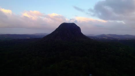 Silhouette-Des-Mount-Tibrogargan-Im-Glass-House-Mountains-Nationalpark-Bei-Sonnenuntergang